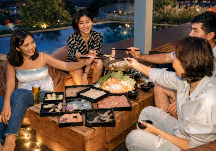 Cheers & Chill: Shabu & Brews by the Pool ดื่มด่ำค่ำคืนใต้แสงดาวกับมื้อพิเศษที่รวม "ชาบูและเบียร์" ไ