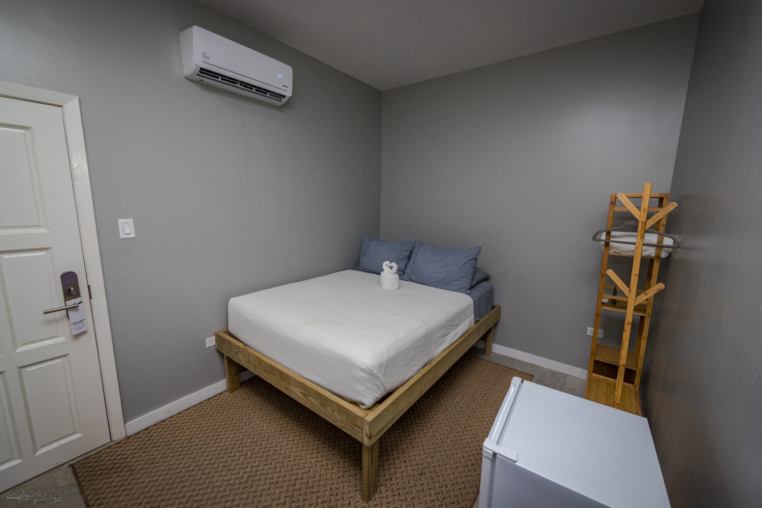 Queen Bed No Balcony w/ Shared Bath