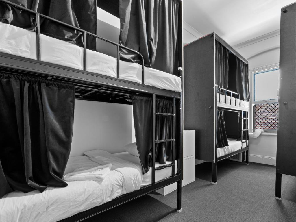 Mixed POD En-suite Bathroom -8 people Bedroom at Azzurro Darling Harbour